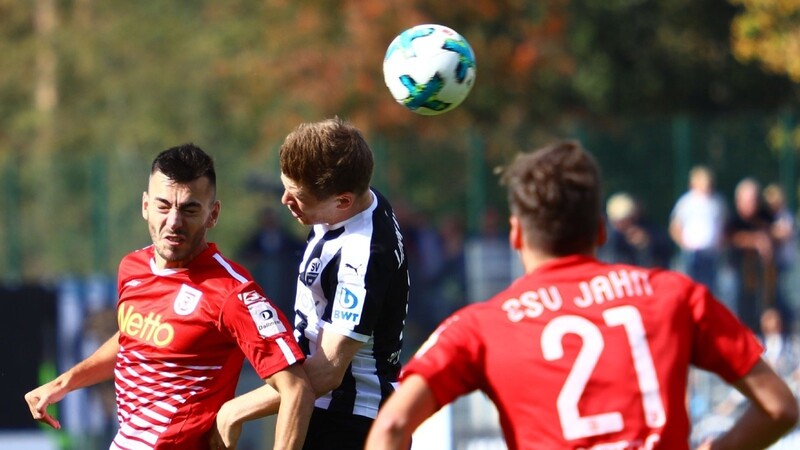 Der SSV Jahn Regensburg (links Sargis Adamyan) hat sein Auswärtsspiel beim SV Sandhausen verloren.