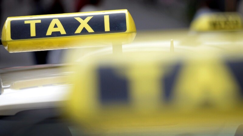 Ein Münchner Taxifahrer wurde in der Nacht auf Sonntag lebensgefährlich verletzt. (Symbolbild)