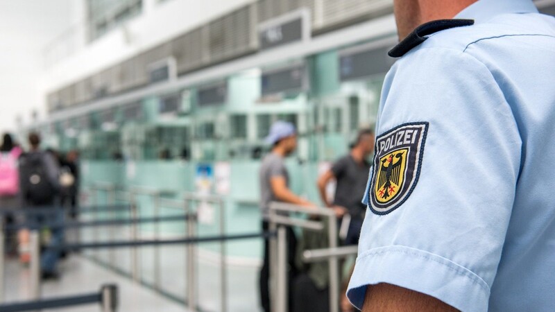 Ein Beamter der Bundespolizei bei der Passkontrolle an Terminal 2 des Münchner Flughafens.