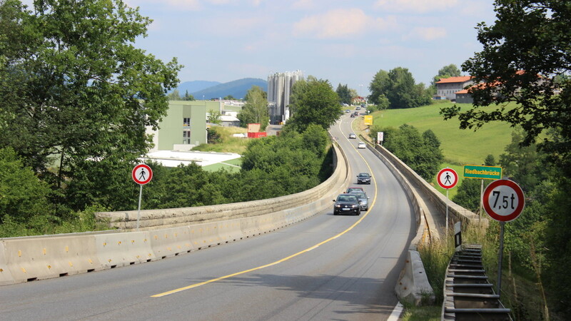 Seit die Riedbachbrücke für Lastwagen über 7,5 Tonnen gesperrt wurden, wichen viele über Tresdorf aus, um die lange Umleitungsstrecke zu umfahren. Dies soll nun ein Ende haben.