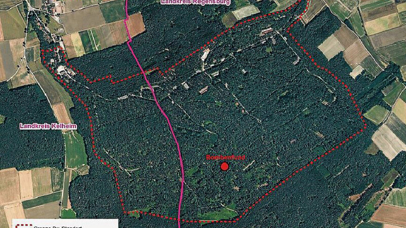 Der rote Punkt markiert den Fundort der 250-Kilo-Bombe im ehemaligen Munitionshauptdepot Schierling. Elf Punkte ließ die Bundesanstalt für Immobilienaufgaben auf dem 176 Hektar großen Gelände untersuchen, in einem wurde die Bombe gefunden. Sie wird nächste Woche abtransportiert. (Quelle: Landratsamt Regensburg)