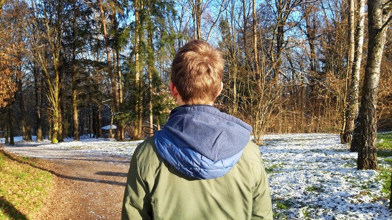 Paul während eines Spaziergangs durch den Stadtpark Passau. In der Natur bekommt er seinen Kopf frei.