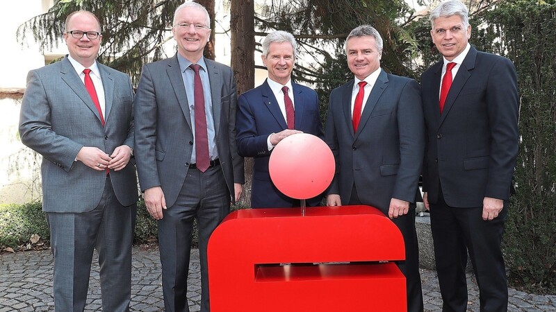Das rote S darf beim Foto nicht fehlen (von links): Vorstand Andy Geisler, OB Alexander Putz, Vorstandschef Dietmar Bruckner, Landrat Peter Dreier und Vorstand Helmut Muggenthaler.