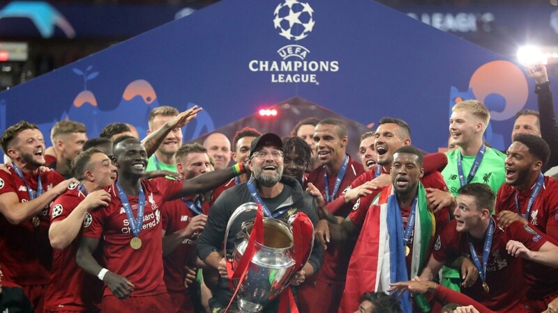 GLÜCKSELIG: Trainer Jürgen Klopp (M.) feiert mit dem FC Liverpool den Triumph in der Champions League