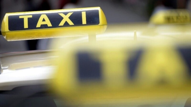 Ein Streit in einem Taxi ist am Wochenende bei Bischofsmais eskaliert. (Symbolbild)