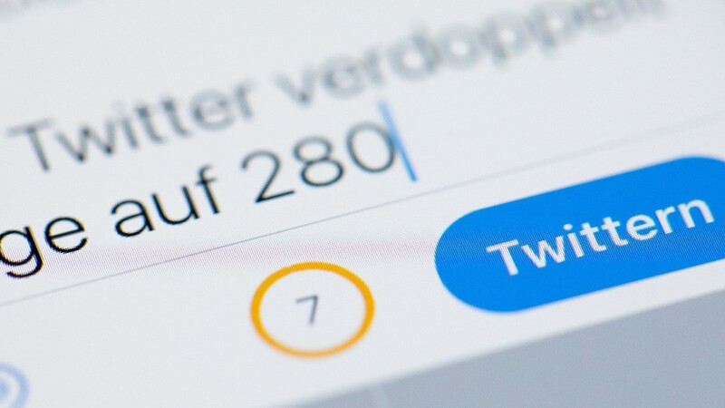 Twitter-Nachrichten dürfen künftig doppelt so lang sein wie bisher. Der Kurznachrichtendienst stockte die Obergrenze nach einem mehrwöchigen Test regulär auf 280 Text-Zeichen auf.