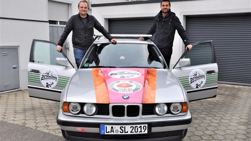 Thomas Schütz und Ralf Thurner sind guten Mutes, dass der BMW, Baujahr 1991, die komplette Strecke durchhalten wird.