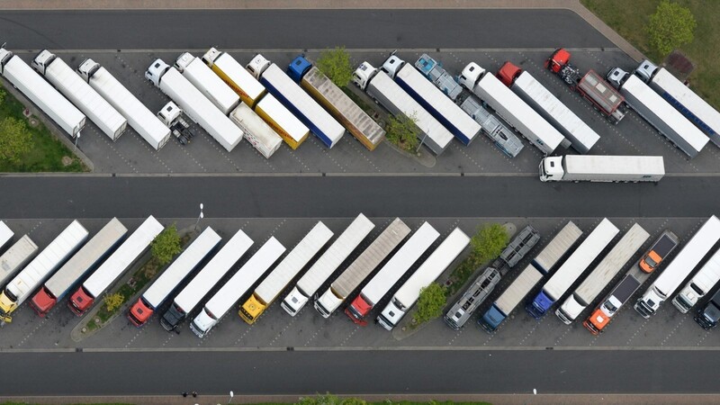 Abgestellte Lastwagen auf einer Autobahn-Raststätte: Für Laster und Busse sollen strengere Klimavorschriften kommen.
