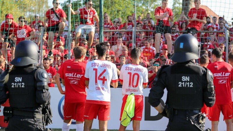 Redebedarf: die Spieler des SSV Jahn Regensburg stellten sich nach dem Pokal-Aus in Leipzig ihren Fans.