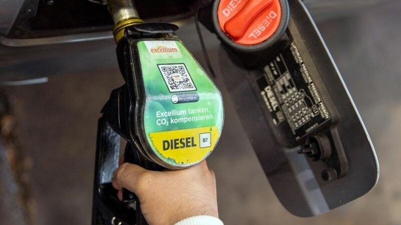 Der Preis für einen Liter Diesel ist gestiegen.