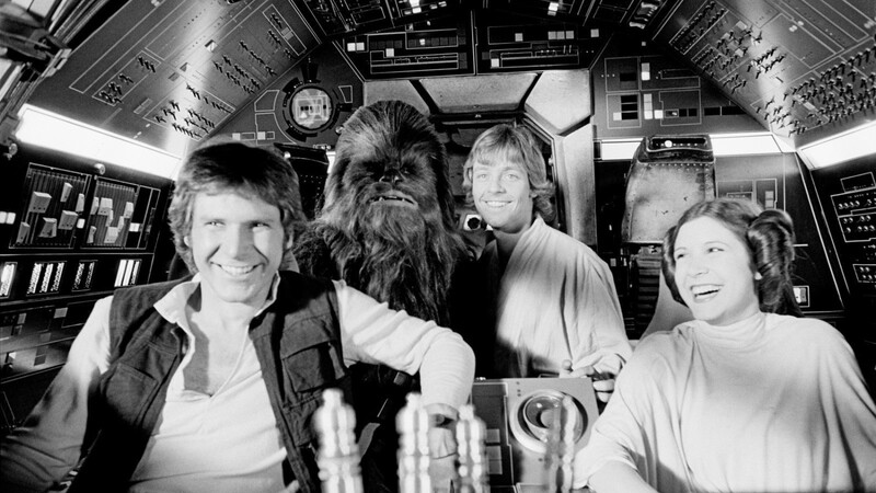 Peter Mayhew als Chewbacca (hinten links) im Film "Star Wars" (1977) gemeinsam mit (von links) Harrison Ford (als Han Solo), Mark Hamill (als Luke Skywalker) und Carrie Fisher (als Prinzessin Leia). Das Bild stammt aus dem wuchtigen Bildband "Das Star Wars-Archiv. 1977-1983", das im Taschen-Verlag erscheint.