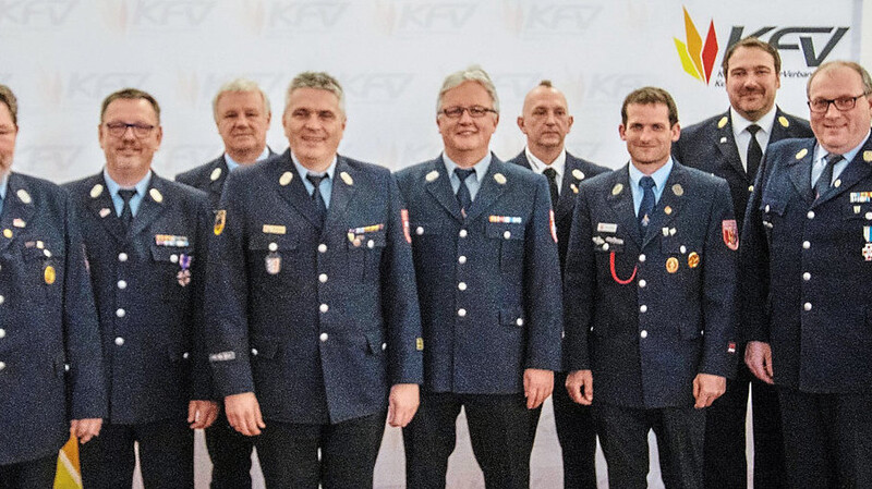 Die neugewählte Führung des Kreisfeuerwehrverbandes für die nächsten sechs Jahre mit Wolfgang Schöll (4.v.l).