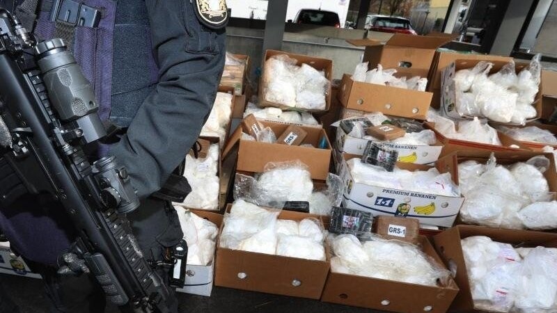 Polizisten der bayerischen Bereitschaftspolizei stehen vor rund 1,5 Tonnen Kokain.