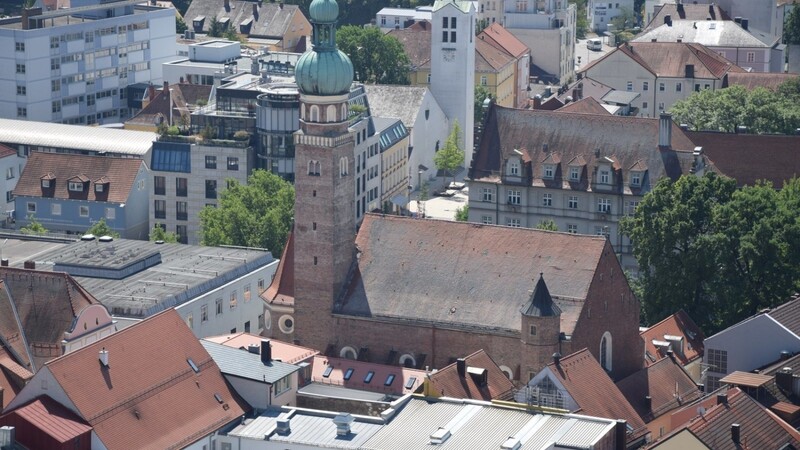 Die Kirche an Steinergasse und Steiner-Thor-Platz ist seit April 2014 für die Öffentlichkeit gesperrt - es fallen immer wieder Betonbrocken von der Decke.
