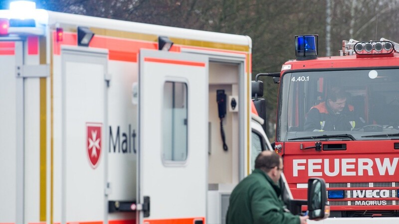Ein 21-Jähriger kracht am Donnerstag Morgen bei Kirchdorf im Wald gegen das Heck eines Schneepfluges. Schwer verletzt bringt ihn ein Hubschrauber in's Krankenhaus.