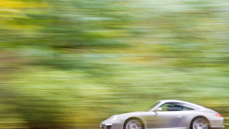 Viel zu schnell unterwegs waren am Mittwoch zwei Porschefahrer in Landshut. (Symbolbild)