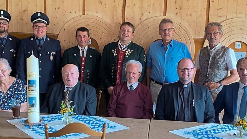 Hubert Kerscher feierte seinen 90. Geburtstag im Dörflinger Vereinsheim mit der Feuerwehr, den Kirnsteinschützen sowie Gratulanten der Kirchengemeinde und der Kommune.