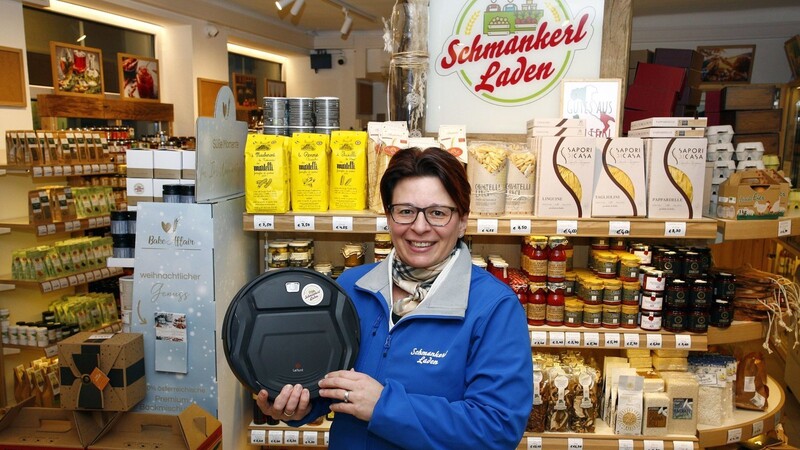 Ladenbesitzerin Ingrid Pruckner hat ihren entwischten Saugroboter wieder. Ein Aufkleber zeigt nun, wohin "Fluffy" gehört.