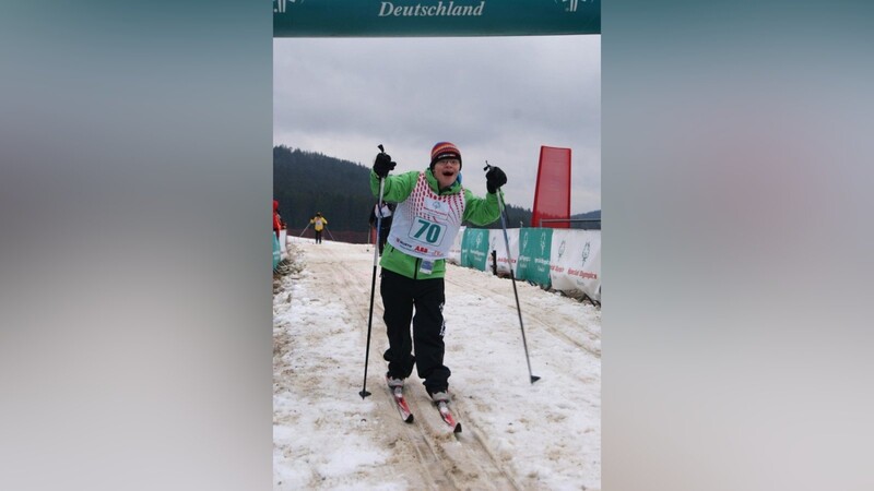 Bronze bei den Special Olympics in Lam: Sebastian Witka beim Zieleinlauf des 500-Meter-Sprints. Viele Langläufer kennen den 16-Jährigen inzwischen, der seine Runden am Großen Arber zieht. (Foto: Frisch)