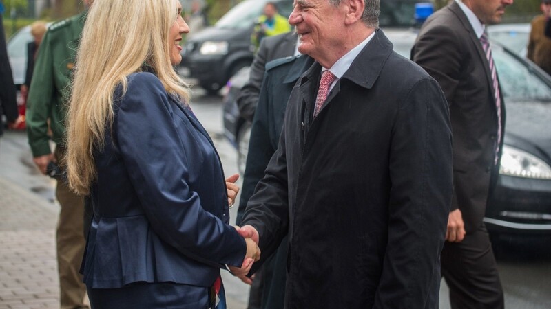 Bundespräsident Joachim Gauck wird am 15.04.2016 in Kronach von der bayerischen Gesundheitsministerin Melanie Huml (CSU) begrüßt. Gauck will sich in Oberfranken über das Engagement von Bürgern in den Kommunen informieren.