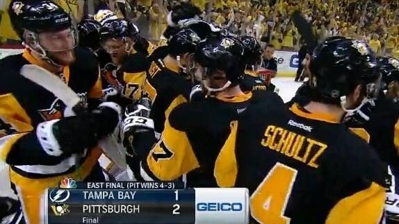 Der Landshuter Tom Kühnhackl (li.) steht in seiner ersten NHL-Saison im Finale um den Stanley Cup. Seine Pittsburgh Penguins besiegten am Donnerstag (Ortszeit) im entscheidenden siebten Spiel die Tampa Bay Lightning mit 2:1.