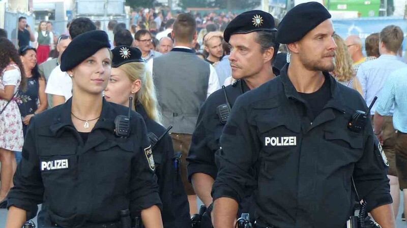 Enspurt auf dem Gäubodenvolksfest in Straubing. Am vorletzten Tag der Veranstaltung musste die Polizei nur selten eingreifen.