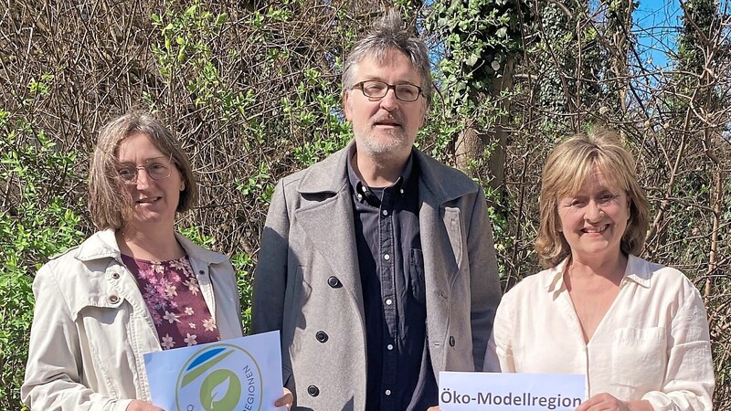 ÖDP-Kreisrätin Renate Hanglberger (von links), Kreisvorsitzender der ÖDP Heiko Helmbrecht und ÖDP-Stadträtin Elke März-Granda haben sich dafür eingesetzt, dass Landshut Öko-Modellregion wird.