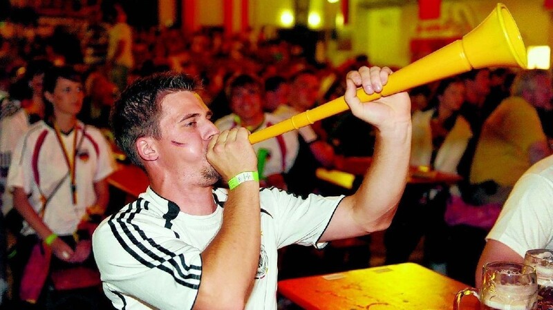 Lustig oder einfach nur laut? Diesem Fußballfan schien es am Sonntag in der Messehalle großen Spaß zu machen, in seine Vuvuzela zu blasen. (Fotos: mad/rac)
