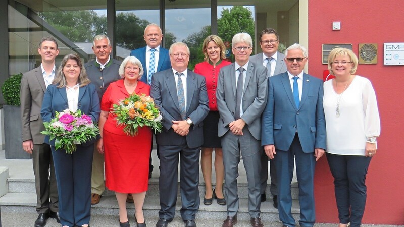 Die Ehrengäste mit der neuen Kreisgeschäftsführerin Larissa Kraus, vorne links, und ihrem Vorgänger Karl Höllerl, vorne 3. von links.