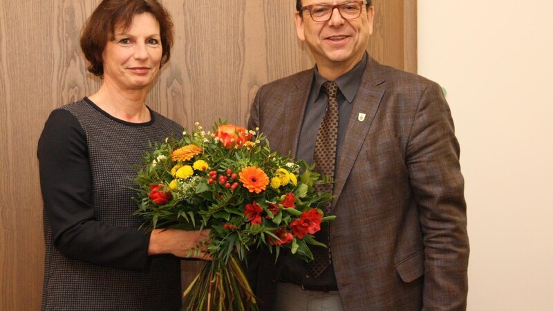 Von Bürgermeister Franz Wittmann gab es für Birgit Nistler Blumen zum Abschied.