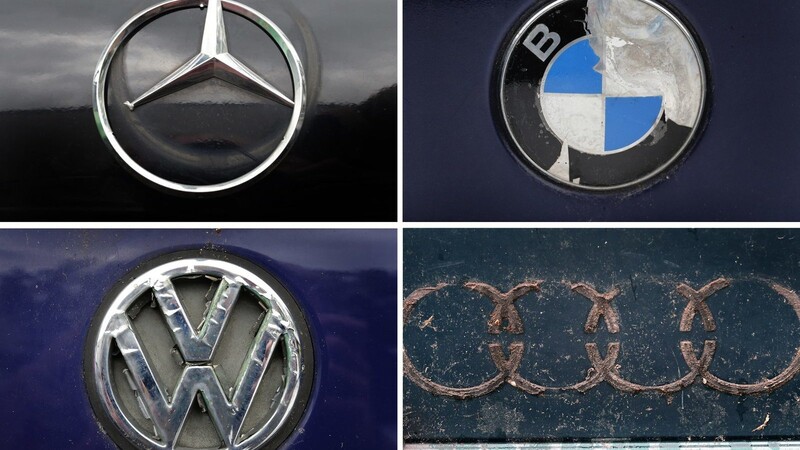 Beschädigte Logos sowie Spuren von Logos der deutschen Autobauer Mercedes, BMW, VM und Audi, aufgenommen auf einem Schrottplatz in Betzigau (Bayern).