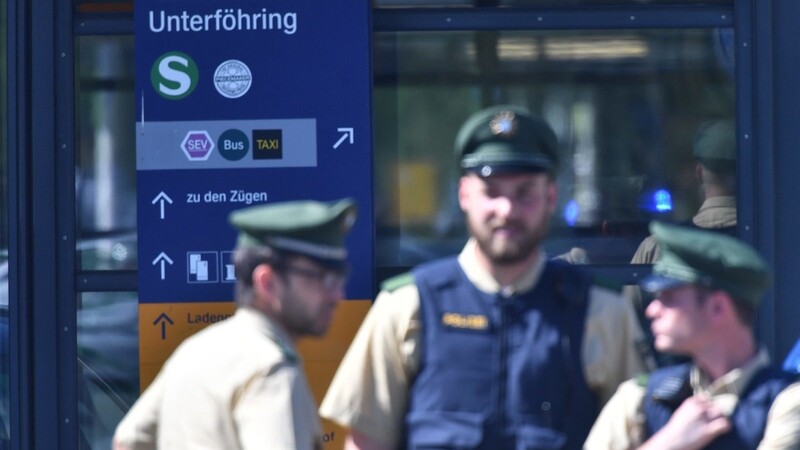 Polizisten stehen am 13.06.2017 in Unterföhring (Bayern) in der Nähe vom S-Bahnhof. Bei Schüssen am S-Bahnhof in Unterföhring bei München sind am Dienstagmorgen mehrere Menschen verletzt worden, darunter eine Polizistin.