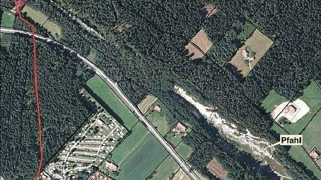 Das rot schraffierte Grundstück oberhalb des Pfahls wird die Stadt Viechtach kaufen, doch auch Bürgermeister Xaver Eckl hätte die Fläche gerne erworben. Grafik: Stadt Viechtach