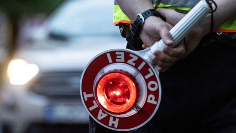 Die Polizei hat eine Geschwindigkeitskontrolle bei Stephansposching durchgeführt. (Symbolbild)