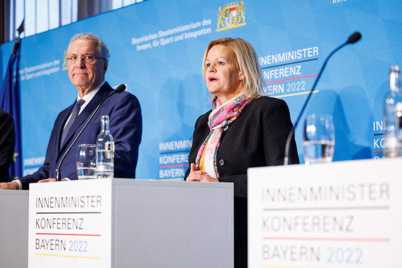 Bayerns Innenminister Joachim Herrmann wirft Bundesinnenministerin Nancy Faeser und ihrem Ministerium vor, mit veralteten Zahlen zu arbeiten. 