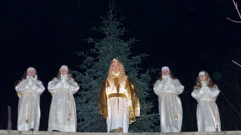 In Begleitung der vier Engel verkündete Christkind Lena Solleder die Weihnachtsbotschaft und hieß alle Besucher herzlich willkommen.