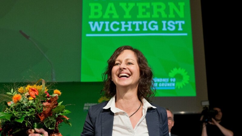 Die bayerische Landesvorsitzende von Bündnis 90/Die Grünen, Sigi Hagl, steht am 18.10.2015 in Bad Windsheim beim Grünen-Landesparteitag nach ihrer Wiederwahl lächelnd auf der Bühne. Hagl ist für weitere zwei Jahre in ihrem Amt bestätigt worden. Auf dem Landesparteitag erhielt sie 229 von 270 gültigen Stimmen, also knapp 85 Prozent.
