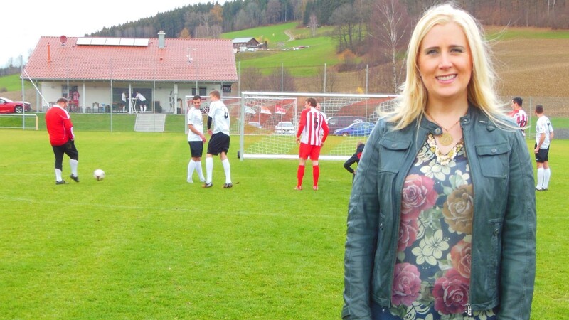 Sängerin Josefa Schmid bekam beim letzten Videodreh Unterstützung von den Fußballern der SpVgg Allersdorf-Kirchaitnach.