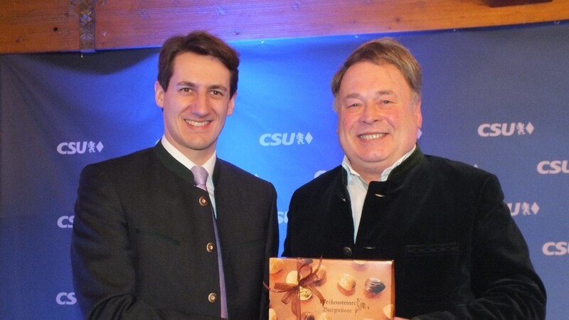 CSU Ehrenkreisvorsitzender, Minister Helmut Brunner (li.) gratuliert dem designierten Landratskandidaten Dr. Stefan Ebner zu seinem herausragenden Ergebnis.