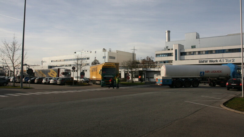 Wo jetzt noch Lastwagen fahren (links), soll die Ideenfabrik von BMW entstehen. (Foto: hal)