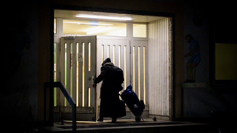 Ein Obdachloser sucht Schutz im Kälteraum an der Bayernkaserne. Diesen Standort muss die Stadt aufgeben.