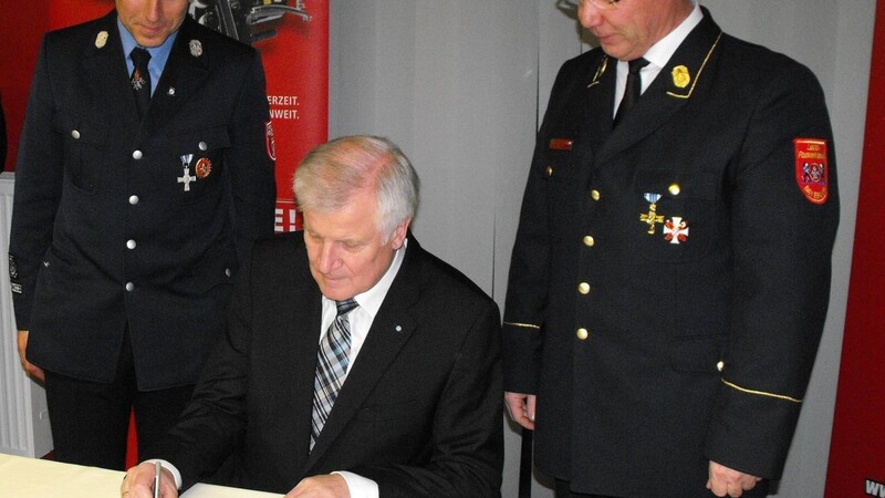 Ministerpräsident Horst Seehofer unterschrieb im Beisein von Alfons Weinzierl und Kommandant Ludwig Dullinger eine Erinnerungsurkunde.