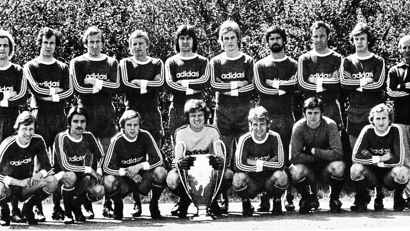 Das offizielle Mannschaftsfoto des FC Bayern München 1975 mit dem Henkelpott als Sieger im Landesmeisterpokal.