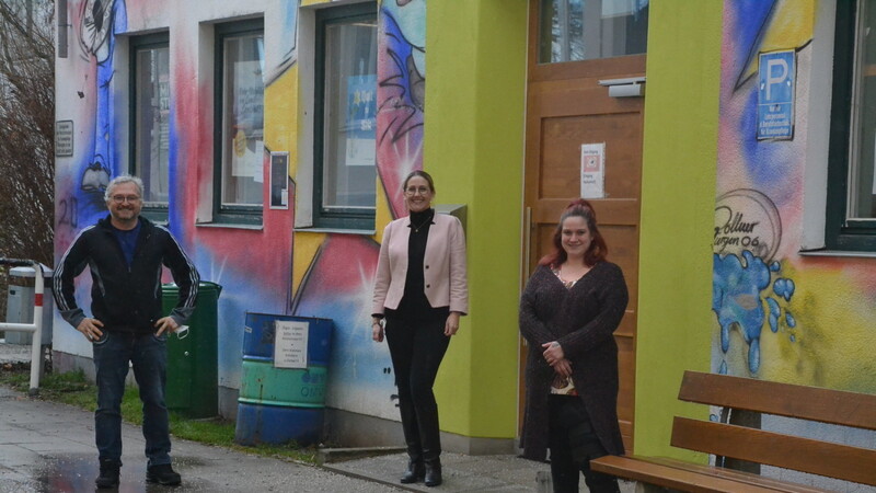 Stadtjugendpfleger Herbert Dressler, Bürgermeisterin Sibylle Entwistle und Juz-Sozialarbeiterin Carmen Zuhmann vor dem Jugendzentrum.
