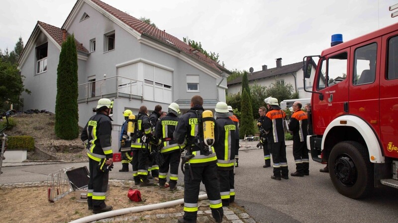 Bei dem Brand in dem Einfamilienhaus in Viecht entstand Sachschaden im unteren sechsstelligen Bereich. (Foto: FD)