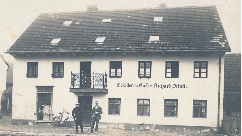Das Anwesen beim Zintl, in Au an der Mainburger Straße gelegen, kurz nach dem Ersten Weltkrieg, nachdem die Schreinerei geschlossen und ein Laden samt Konditorei und Café eingebaut worden war.