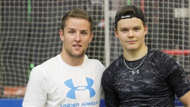 Ludwig Nirschl (rechts) will wie Tigers-Stürmer Mike Connolly Eishockey-Profi werden.