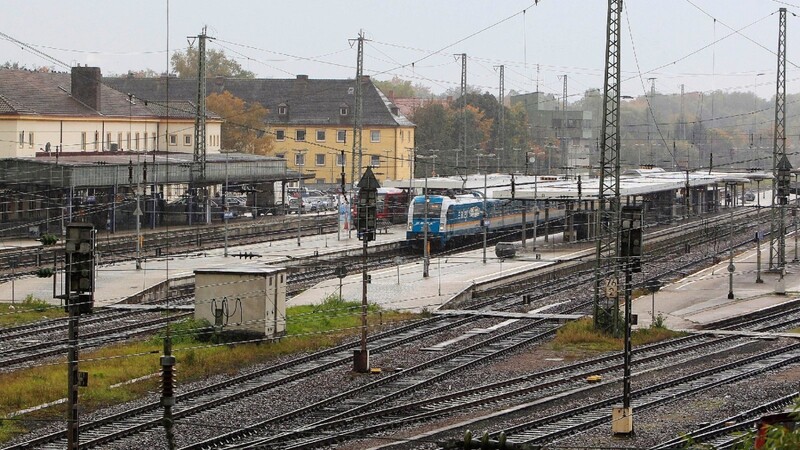 Ein brutaler Raubüberfall ereignete sich am Mittwochabend am Landshuter Bahnhof. Die Polizei sucht jetzt nach Zeugen der Tat.