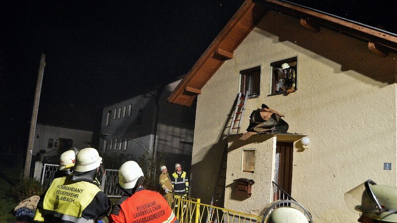 Glücklicherweise wurde ein Bewohner eines brennenden Hauses in Blaibach nur leicht verletz.
