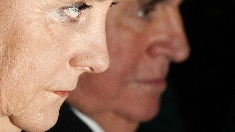 Bundeskanzlerin Angela Merkel (CDU) und Altbundeskanzler Helmut Kohl sitzen am 25.10.2007 in Berlin nebeneinander.